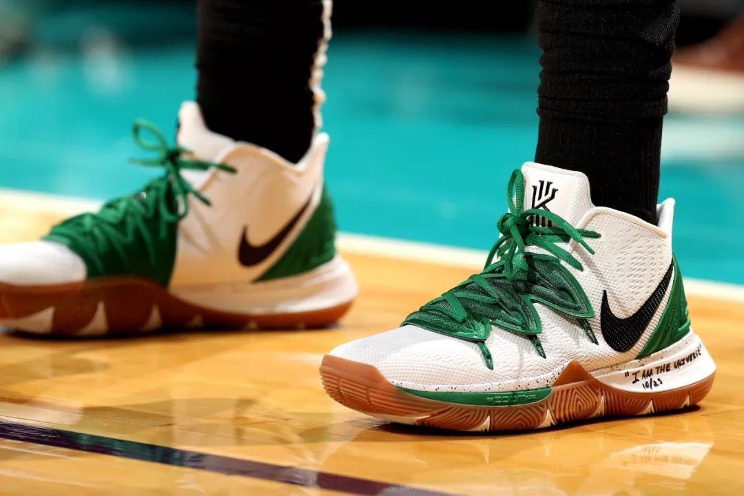 背后往往藏 背后往往藏