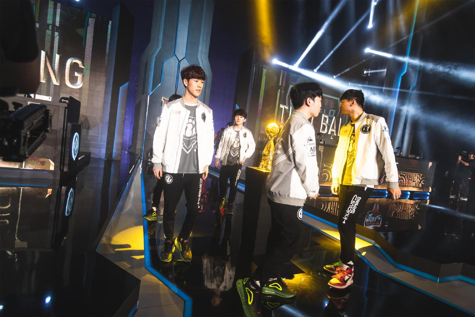 球迷质疑姆 球迷质疑姆